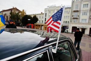 drapeau des états-unis sur le toit de la voiture photo