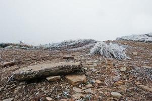 pierres de givre sur l'alpinisme à la colline photo