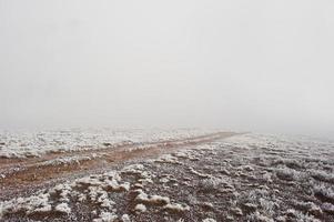 route vers nulle part. route gelée sur la montagne brumeuse photo