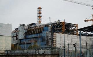 quatrième bloc de la centrale nucléaire de tchernobyl en 30 ans après l'explosion de la centrale nucléaire. photo