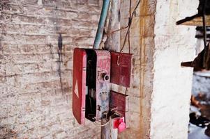 bouclier électrique puissant, ancien tableau de distribution d'équipements industriels soviétiques. photo