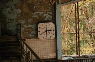 salle de sport scolaire perdue dans la zone de ville fantôme de tchernobyl de radioactivité. photo