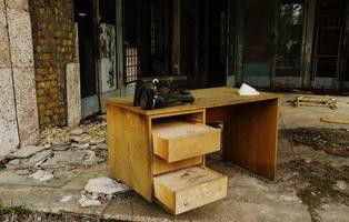 vieille table avec machine à coudre dans la ville fantôme de tchernobyl, ukraine. photo