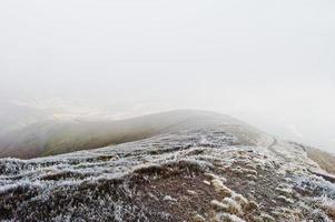 en bas de la montagne le matin gelé et le brouillard.