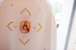 vêtements prêtre avec jésus christ sur le dos