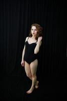 danseuse sautant et dansant sur fond noir. tourné en studio d'une femme qui danse. photo