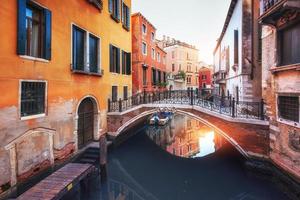 Gondoles sur canal à Venise, Italie photo
