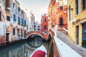 gondoles sur le canal à venise. est une destination touristique populaire de l'europe photo