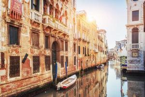 gondoles sur le canal à venise. est une destination touristique populaire de l'europe photo