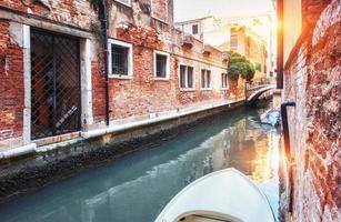 gondoles sur le canal à venise. est une destination touristique populaire de l'europe photo