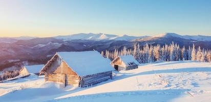 fantastique paysage d'hiver, les marches qui mènent à la cabane. maman photo