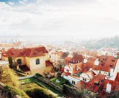 toits rouges république tchèque. la vue pittoresque photo
