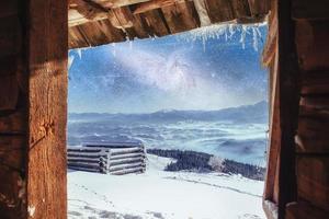 chalets à la montagne la nuit sous les étoiles. événement magique je photo