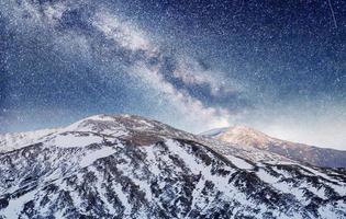 randonnée des étoiles laitières dans les bois d'hiver. sc dramatique et pittoresque photo