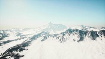 vue panoramique sur la piste de ski avec les montagnes photo