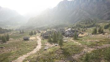 belles maisons anciennes dans les montagnes photo