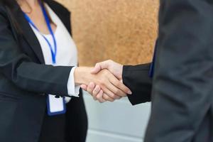 les hommes d'affaires se serrent la main après la réunion, les hommes d'affaires se serrent la main photo