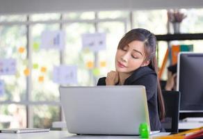 jeunes femmes de bureau douleurs au cou et aux épaules, douleurs au bras supérieur, personnes ayant des problèmes de muscles corporels, soins de santé et concepts médicaux photo