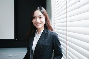 femmes d'affaires asiatiques souriantes heureuses de travailler photo