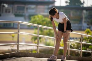 les coureuses asiatiques ont des douleurs aux jambes et aux genoux.