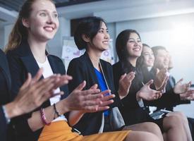 cadres de gens d'affaires applaudissant lors d'une réunion d'affaires photo