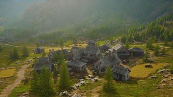 vieilles maisons haut dans les montagnes photo