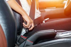 femme asiatique, fixation de la ceinture de sécurité dans la voiture, concept de sécurité photo