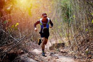 un homme coureur de trail et de pieds d'athlète portant des chaussures de sport pour courir dans la forêt photo