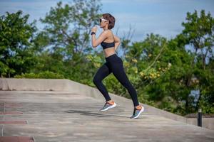 femmes asiatiques courant et faisant du jogging pendant la course en plein air en ville photo