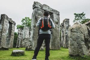jeune voyageur profitant de la vue sur le monument en pierre de stonehenge photo