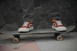 jambes sur les planches à roulettes photo