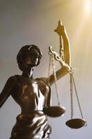 dame justice ou justitia figurine loi et symbole juridique photo