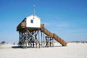 maison sur pilotis de plage à la station balnéaire allemande st. peter-ording photo