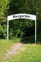 panneau d'entrée du biergarten ou du jardin de la bière photo