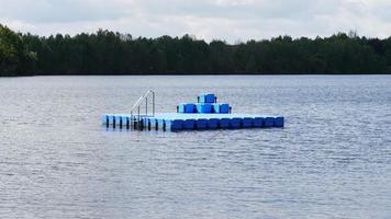 nager ou plateforme de baignade sur le lac de baignade photo