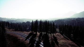 vue aérienne sur une route sinueuse en été photo