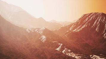 les rayons du soleil illuminent le magnifique panorama des montagnes des carpates photo