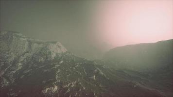 Terre d'automne froide et brumeuse dans des ombres colorées photo