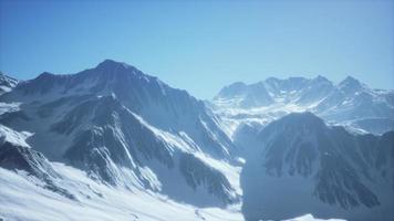 paysage de caucase d'hiver de montagne avec des glaciers blancs et un pic rocheux photo