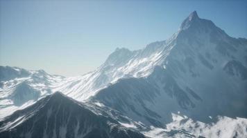 vue panoramique sur la piste de ski avec les montagnes photo