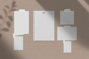 composition de modèle de moodboard avec cartes photo vierges, papier déchiré, cadres carrés collés avec du ruban adhésif et isolés sur blanc comme modèle pour les présentations de graphistes, les portefeuilles, etc.