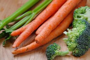 gros plan de carottes céleri et brocoli.