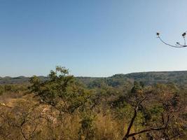 paysage de montagne à la grotte de naka en thaïlande photo