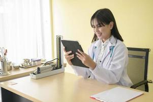 portrait de jeune femme médecin avec stéthoscope travaillant à l'hôpital, concept médical et de soins de santé photo