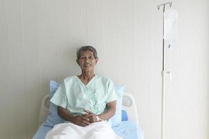portrait d'un patient âgé allongé sur son lit à l'hôpital, soins de santé et concept médical photo