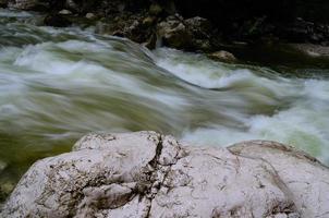 ruisseau de montagne avec des rochers photo