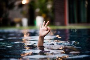 la main et l'eau aiment la main qui sort de l'eau qui est également montrée ok. photo