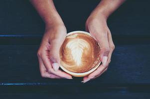 mains et café chaud pour boire du café tous les matins des amateurs de café. le café du matin est servi. concepts de nourriture et de boisson photo