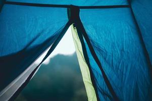 tentes et hébergement de touristes. dormir dans la forêt en hiver et vacances de touristes photo