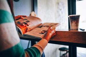 les mains et les livres lisent des livres pendant leur temps libre. pour les nouvelles à. améliorer vos compétences. perspectives et idées pour l'analyse de l'information. photo